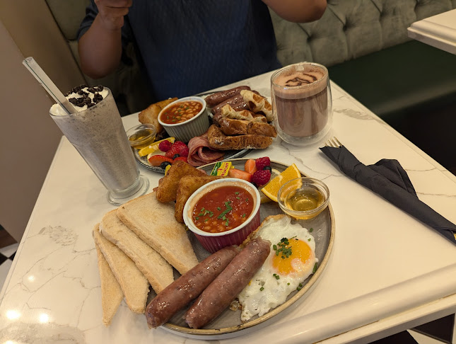 Benjamin’s - Luton