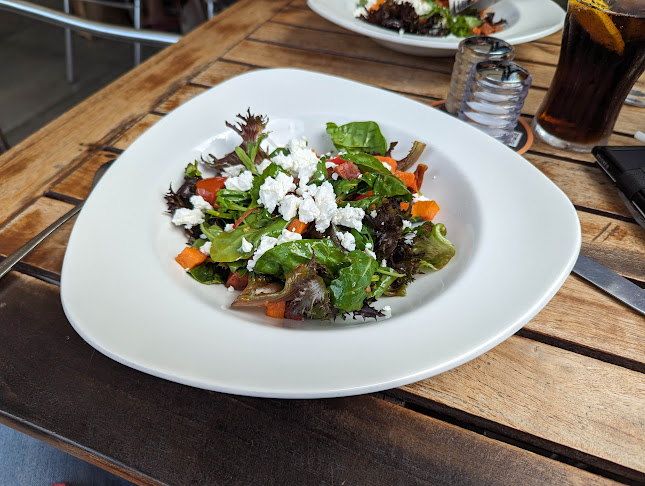 Comentarii opinii despre Orange Square