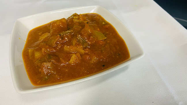 132 Oatlands Dr, Weybridge KT13 9HJ