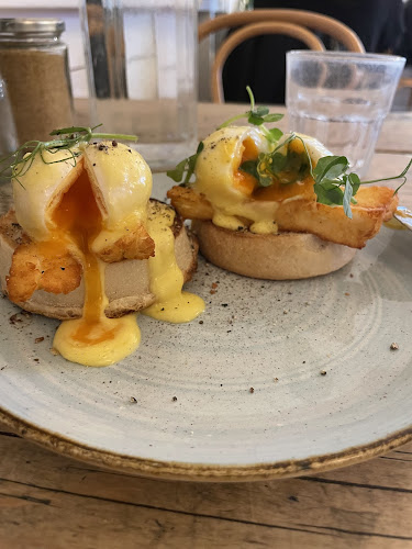 Hally's London - London