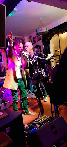 The Walnut Tree Shades - Hospitality and gastronomy