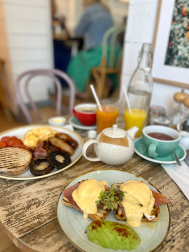 Opinii despre Hally's London în London - Hospitality and gastronomy