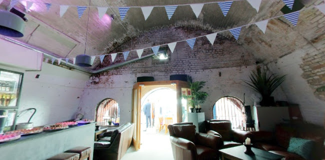 Arch Bar Lounge & Kitchen