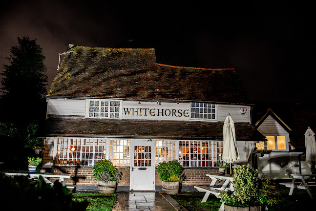 Comentarii opinii despre The White Horse