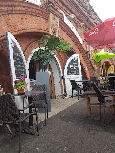 Arch Bar Lounge & Kitchen