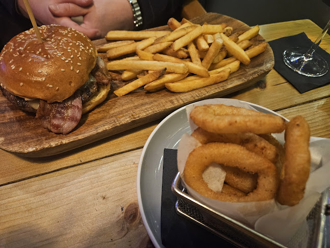 19Twenty Bar & Grill