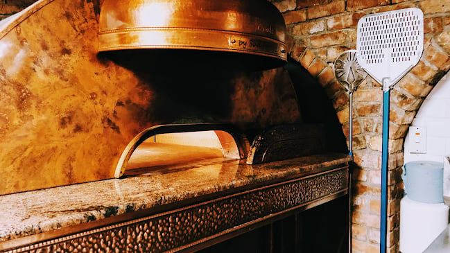 reggiesstonefiredpizza.com