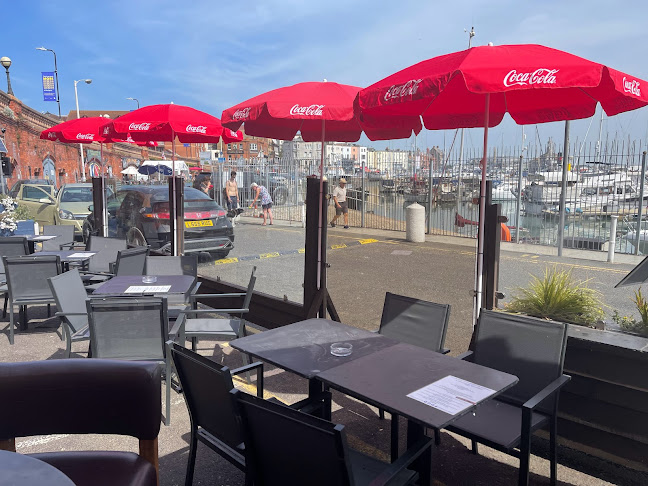 Arch Bar Lounge & Kitchen