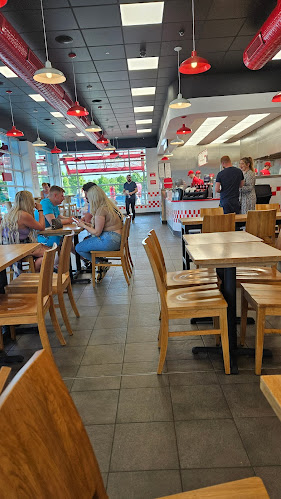 Five Guys Cheshire Oaks - Hospitality and gastronomy