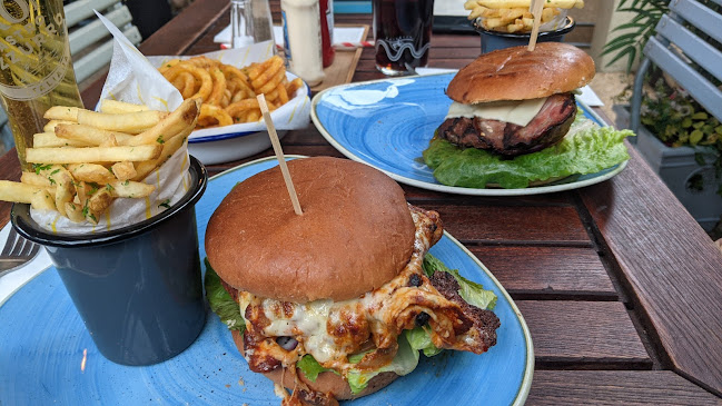 The Globe, Brentford - Hospitality and gastronomy